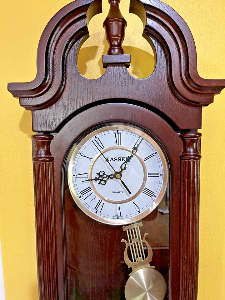 Reloj de péndulo y carillón Kassel - Elegante y decorativo - 23,5x9,25 pulgadas Foto 3 de 4