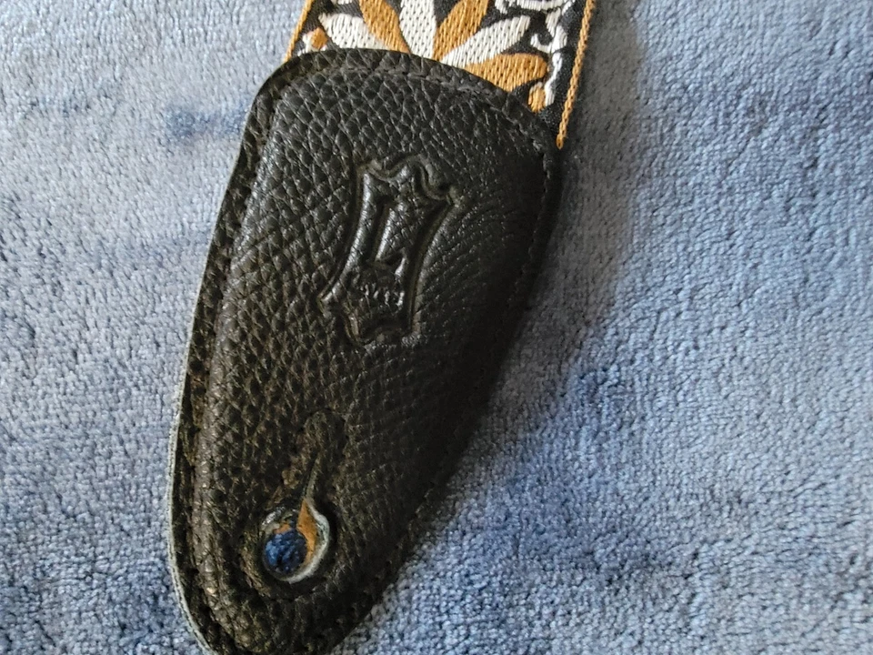Correa de Guitarra Levy's Cuero Jaquard Nylon Dorado Negro Blanco Flor Ajustable Foto 2 de 4