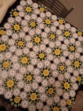 CENTRINO IN UNCINETTO COLORATO quadrato (bianco/giallo/verde) 88 cm x 88 cm