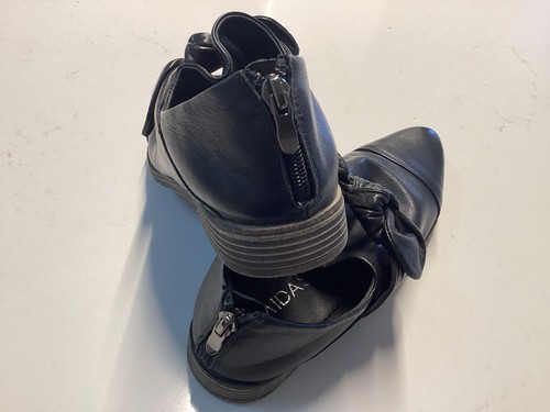 SALE “MIDAS” BLACK LEATHER BACK ZIP BIG BOW TRIM ALMOND TOE FLATS SZ 38 EUC - Picture 5 of 6