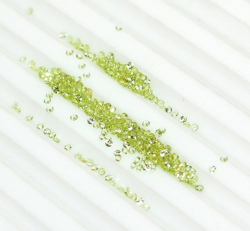 Natural Peridot Round Cut 1 mm Lot 25 Pieces Faceted Untreated Loose Gemstones - Picture 4 of 7