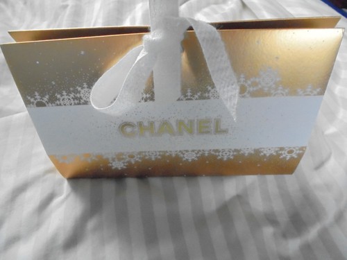 Chanel Geschenkverpackung Weihnachten 2024 Weiß-Gold Größe ca. 24 x 14 x 7 cm - Bild 2 von 5