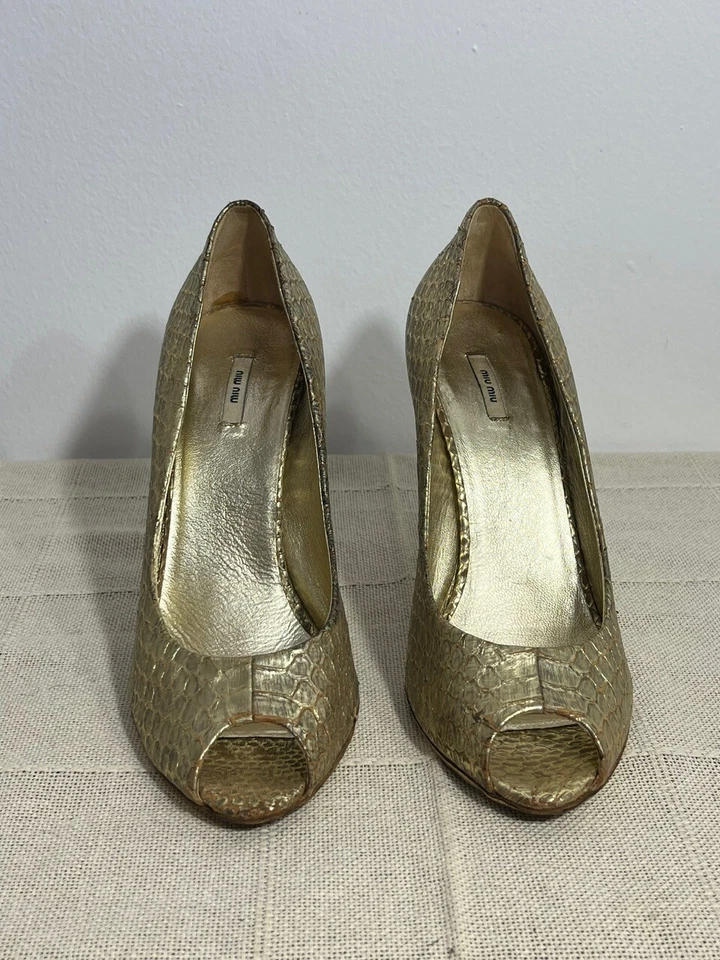 Miu Miu Tacones Peep-Toe de Cuero de Serpiente Dorado, Talla 38 (US 8) - Hecho en Italia Foto 3 de 4