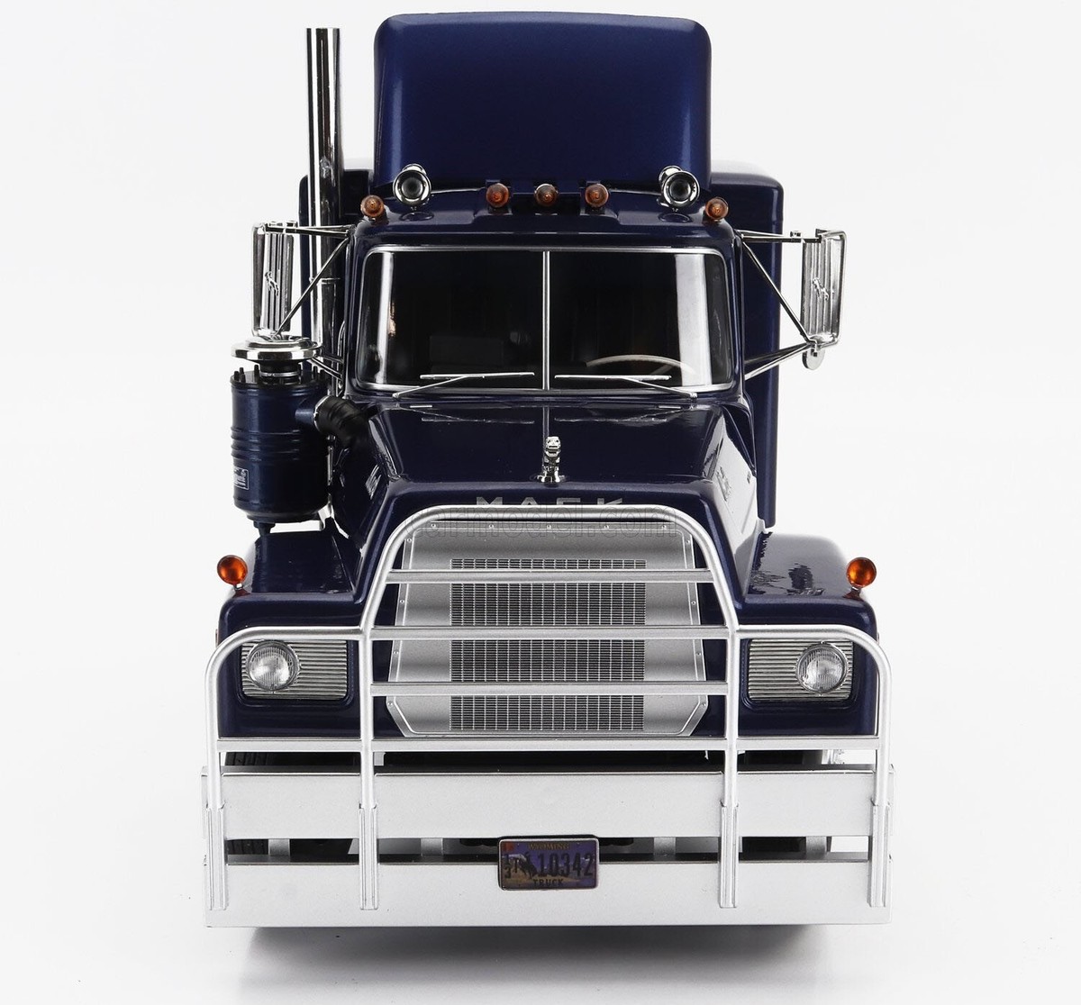 ●KING J MACK Road Kings 1:18 1974 MACK RL 700L Tractor, Red / Silver