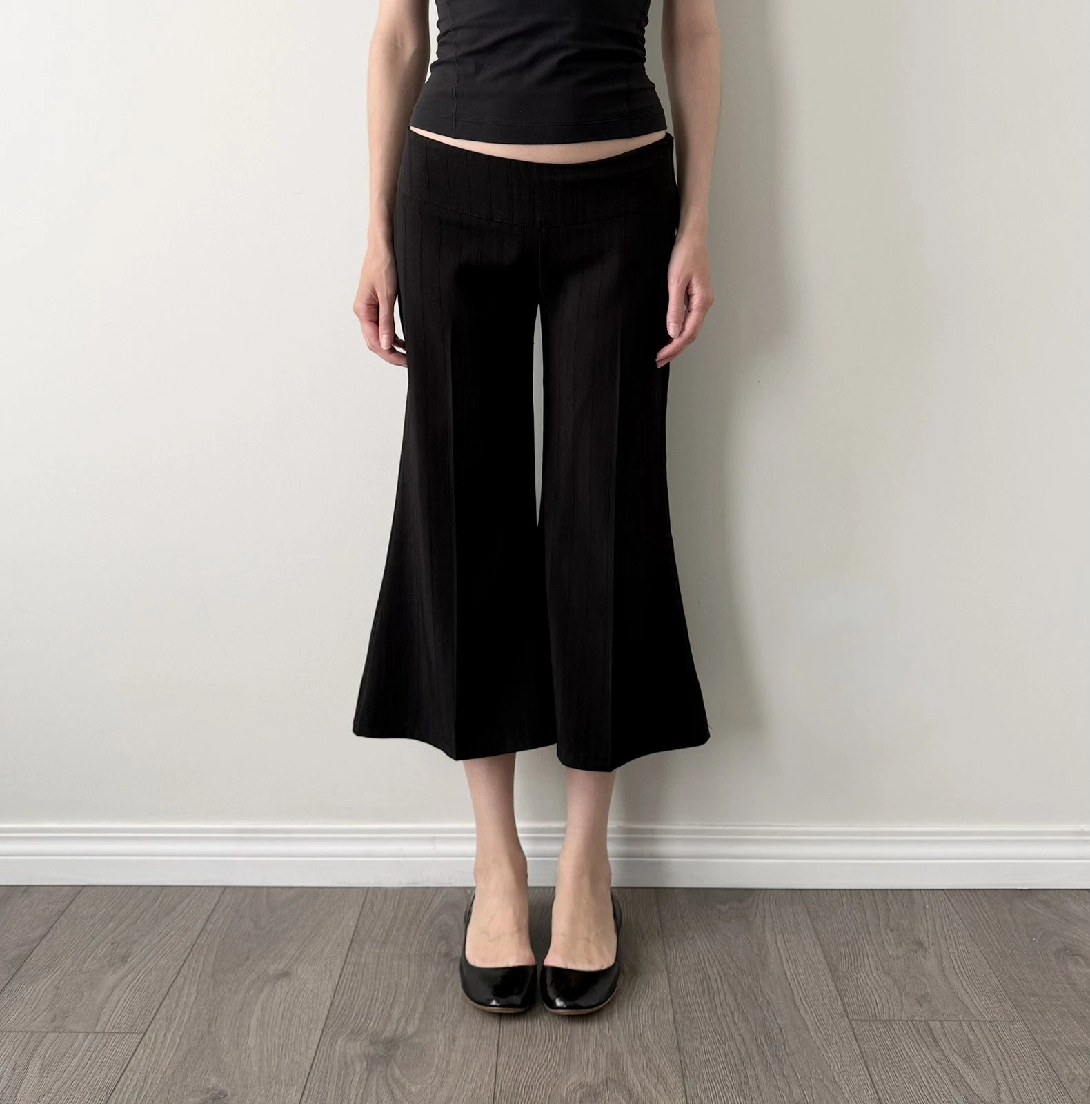 Vintage seductions black flared capris
Opens in a new window or tab