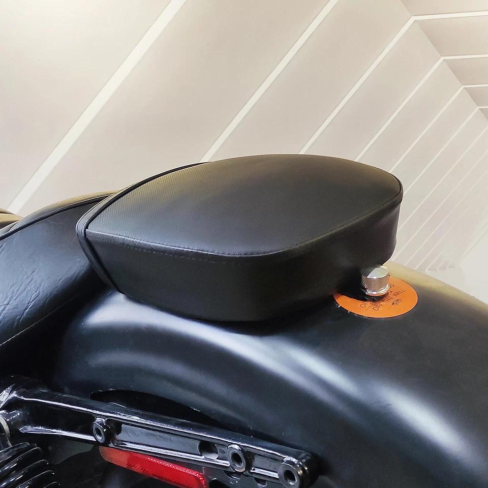 Almohadilla de asiento de pasajero trasera con cinturón para Harley Sportster Iron 883 1200 16-22 Foto 3 de 4