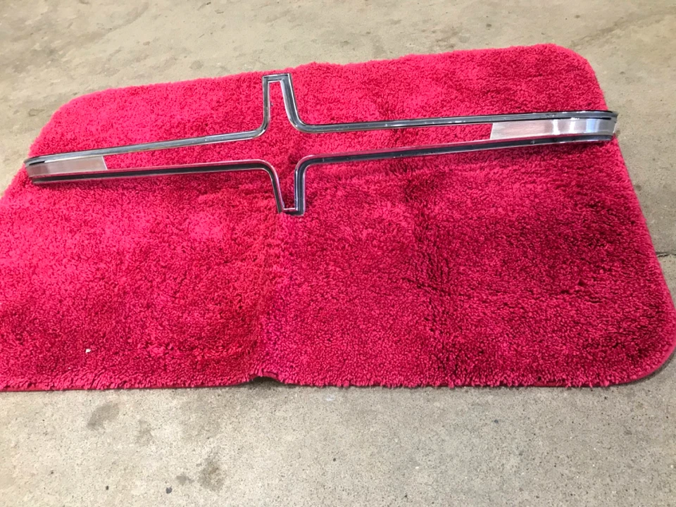 Chrysler 300 1965 rejilla central bisel cromado no. 2524236 Foto 2 de 4