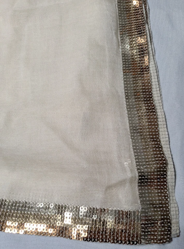 Bufanda perimetral adorno lentejuelas seda modal marfil Faliero Sarti aprox 64" X 56" Foto 4 de 4