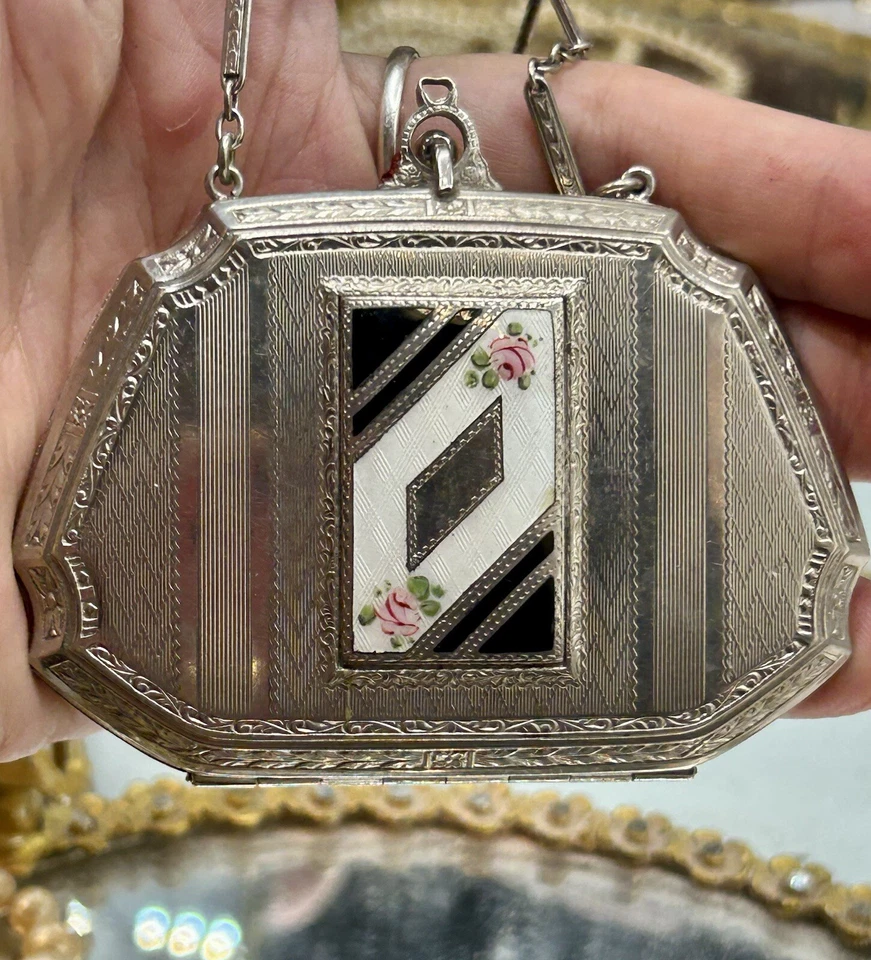 De Colección Esmalte Muñequera Aleta Cartera Lápiz Labial Polvo Rojo Estuche Compacto Guilloche Foto 2 de 4