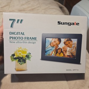 Sungale DPF710 7'' Digital Photo Frame