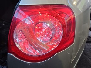 LAMPE HINTEN RECHTS VW PASSAT B6 KOMBI IM KOTFLÜGEL VERBAUT