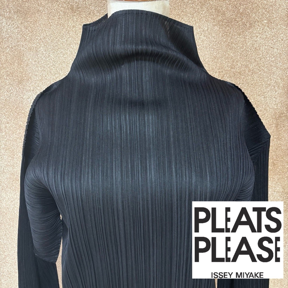 美品✨PLEATS PLEASE ISSEY MIYAKE タートルネック　黒 PLEATS PLEASE ISSEY MIYAKE Black Pleated Turtleneck Top Made in