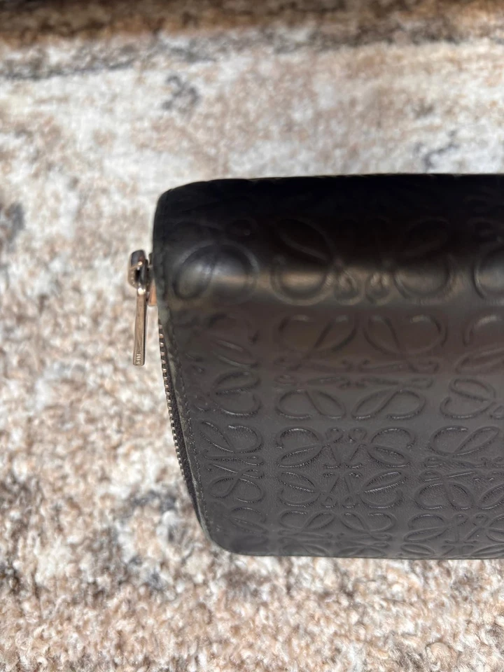 Cartera LOEWE Logo Anagrama Repetición Cremallera Larga Cuero Repujado Negra - RARA Foto 4 de 4