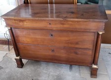 Cassettone in stile Impero a colonna piena in noce. Sec XIX