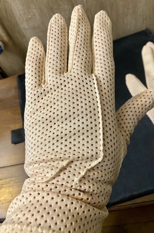 Luvas femininas de náilon elásticas macias creme vintage 1950 fabricadas nos EUA Kayser tamanho 7 1/2 - Imagem 3 de 4