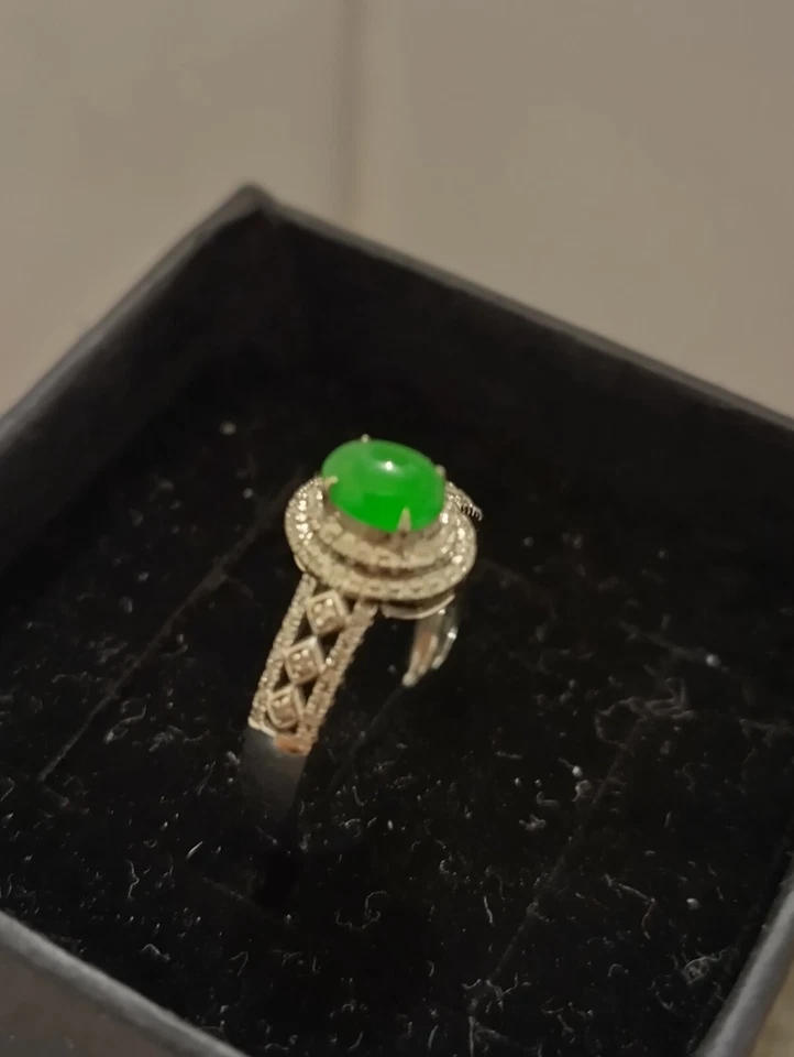 Anillo de oro blanco de 18k con piedras preciosas de jadeíta verde sol certificado grado A natural Foto 2 de 4