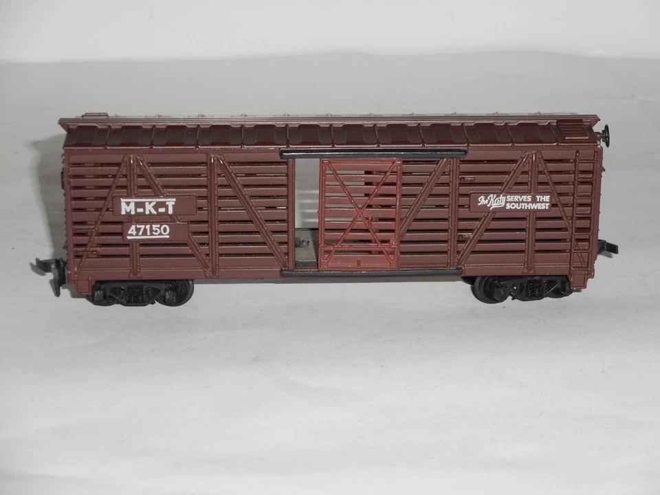 Tyco MKT Stock car. Good condition.  Missing 1 door. HO Scale. No box. 2 rail DC - Image 3 of 4