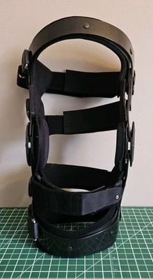 Breg Axiom Elite Ligament Knee Brace Medium Right  