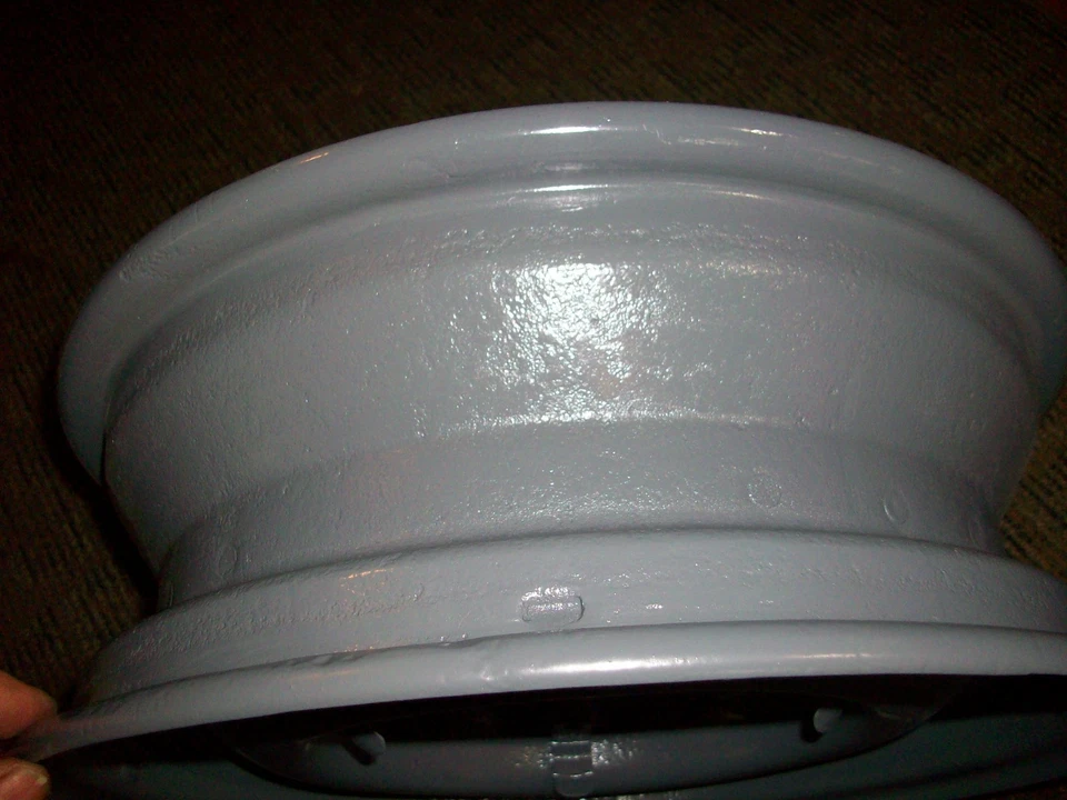 Camión Chevy/GMC 1955-1956-1957 con recubrimiento en polvo OEM 15x5" rueda de repuesto de acero de 6 tacos Foto 3 de 4