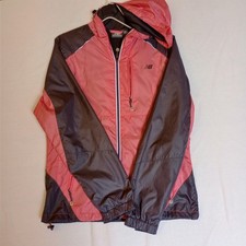 NB NEW BALANCE WOMENS SMALL LIGHT HOODED WINDBREAKER