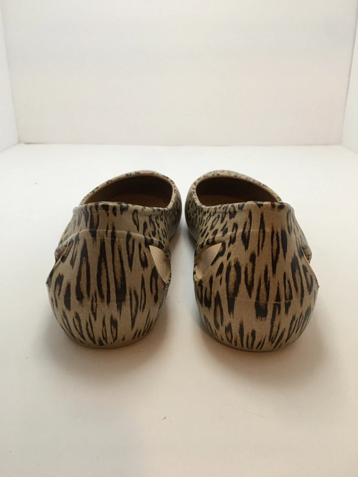 Zapatos planos de ballet Kadee con estampado de leopardo marrón tostado Crocs para mujer talla 7 08/19 205865 Foto 2 de 4