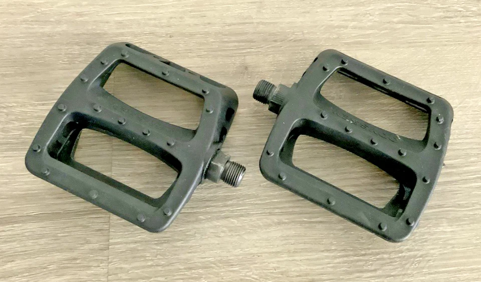 PEDALES PLATAFORMA ODYSSEY 9/16 NEGRO 90 MM X 100 MM Foto 2 de 3