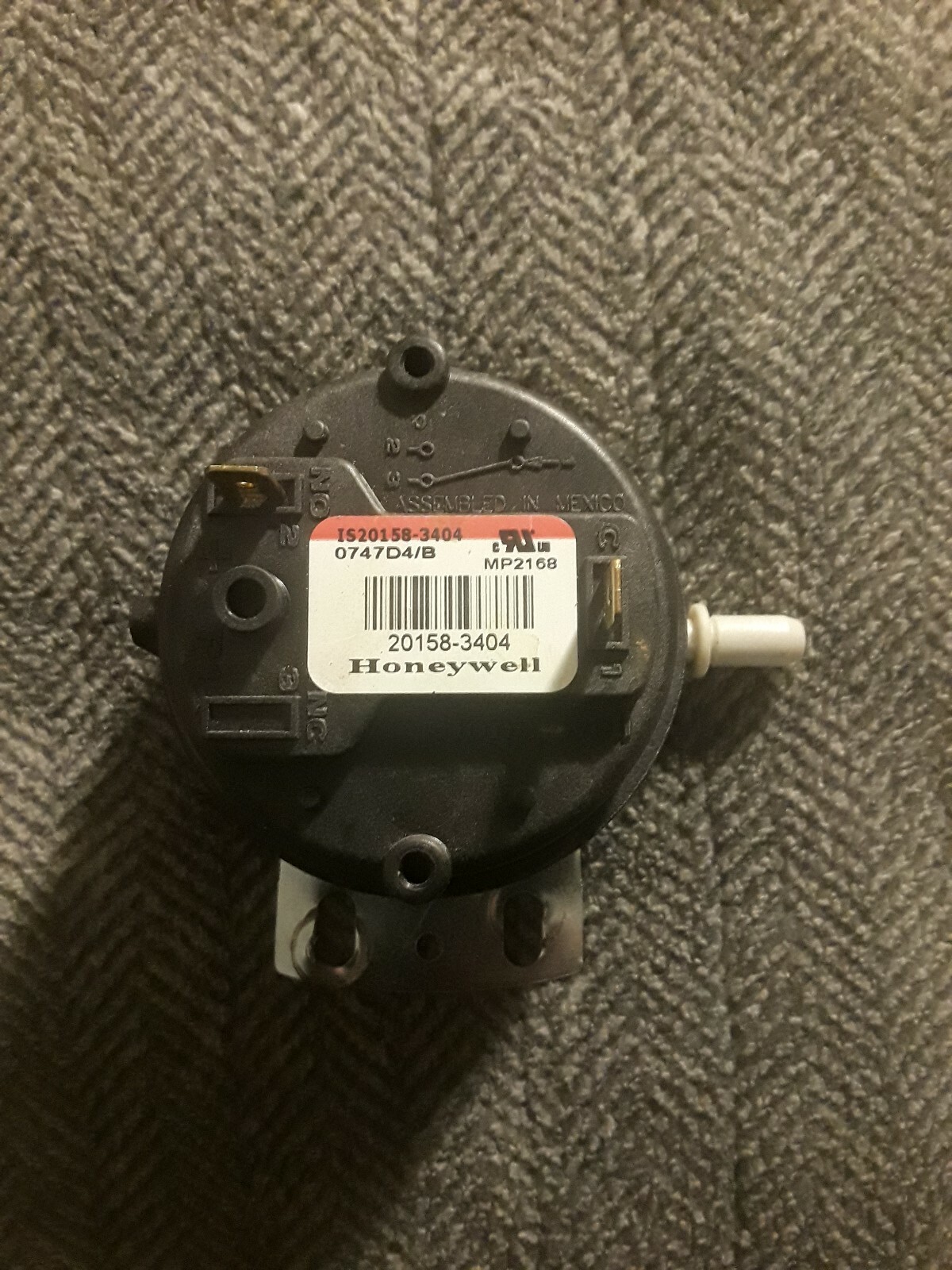 201583404 Honeywell Gas furnace pressure switch IS201583404 / 0747D4