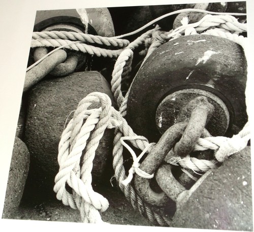 Schwarz-Weiß Fotografie "Seile und Gewichte" von Michael Nusseck - 23 x 23 cm - Bild 3 von 4