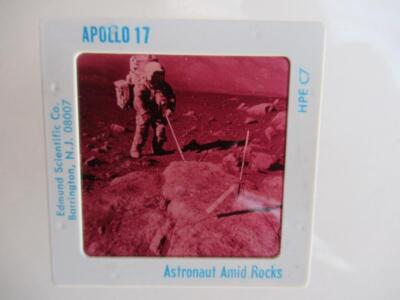 40mm Fotodia Step into the universe - Astronaut inmitten von Felsen Apollo 17