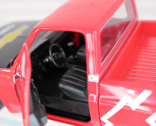 Chevrolet Cheyenne 1973 C-10 1/24 Scale Red Performance Detailed White Sans - Picture 5 of 10