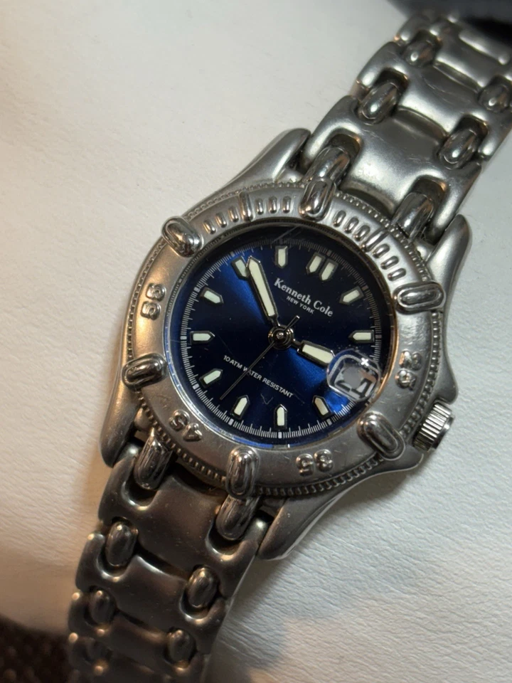 Reloj Mujer Kenneth Cole WR100M Tono Plateado Inoxidable, Fecha, Manecillas Luminosas, Funciona Foto 3 de 4