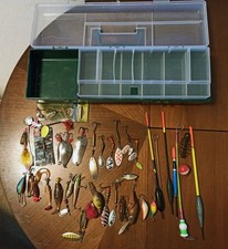 Angelausrüstung zum Fischfang, Schwimmer, Köder mit Haken, Box