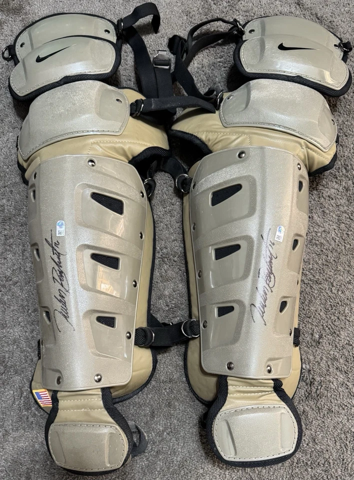 耐克比赛使用并签名 Tucker Barnhart 军事欣赏游戏捕手套装 — 第 4/4 张图片