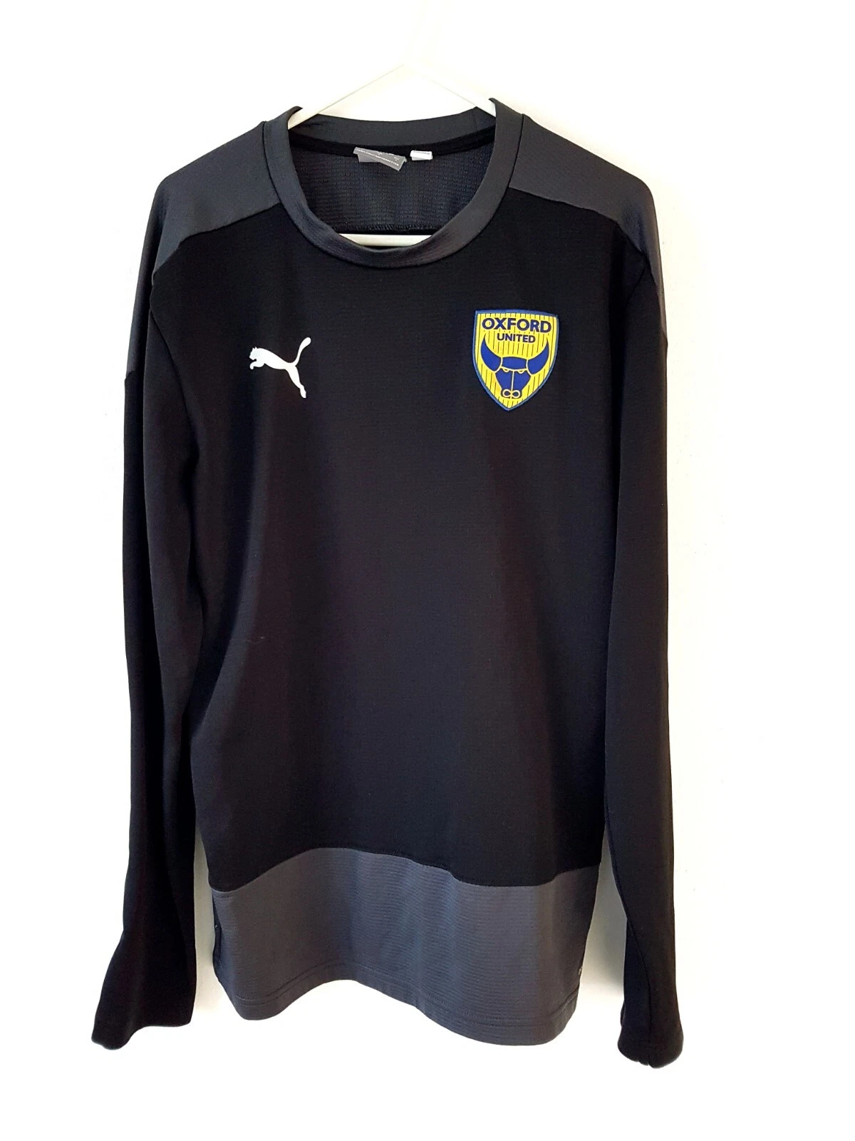 Maglia allenamento Oxford United. Piccoli adulti. Puma ufficiale. Maglia calcio nera S