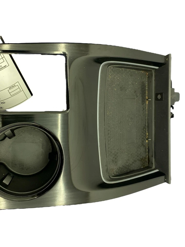 NISSAN ROGUE 2023 PORTAVASOS CONSOLA DELANTERO CON FRENO Y CARGADOR INALÁMBRICO *ARAÑAZOS* Foto 2 de 4