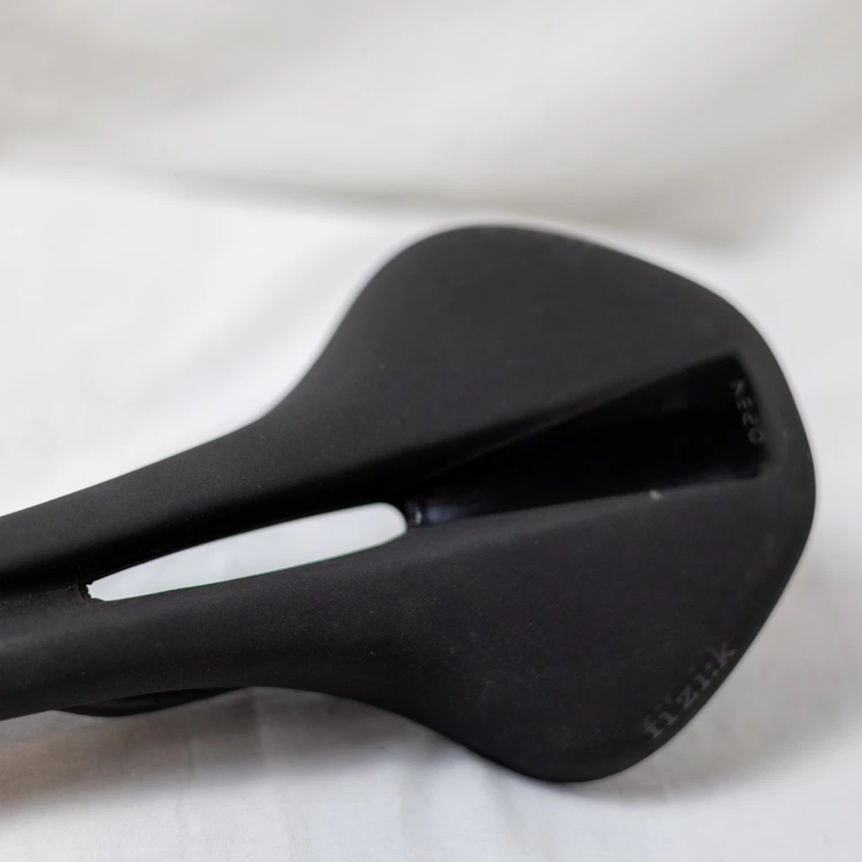 FIZIK ANTARES OPEN R1 REGULAR CARBON BRAIDED RAIL SADDLE - Image 4 of 4