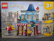 *New* LEGO CREATOR: Townhouse Toy Store (31105)