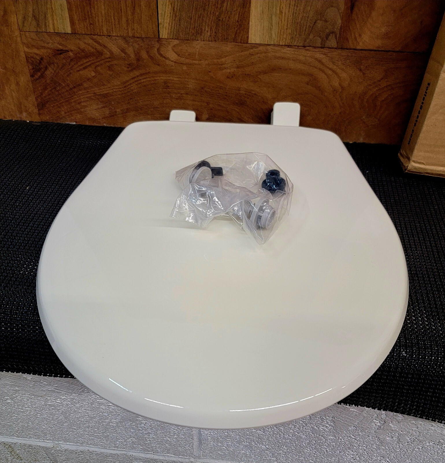 BEMIS 730SLEC 346 Toilet Seat will Slow Close and 1 Pack Round, Biscuit