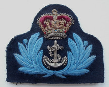 GENUINE ROYAL NAVY WRENS OFFICERS QUEENS CROWN CAP BADGE