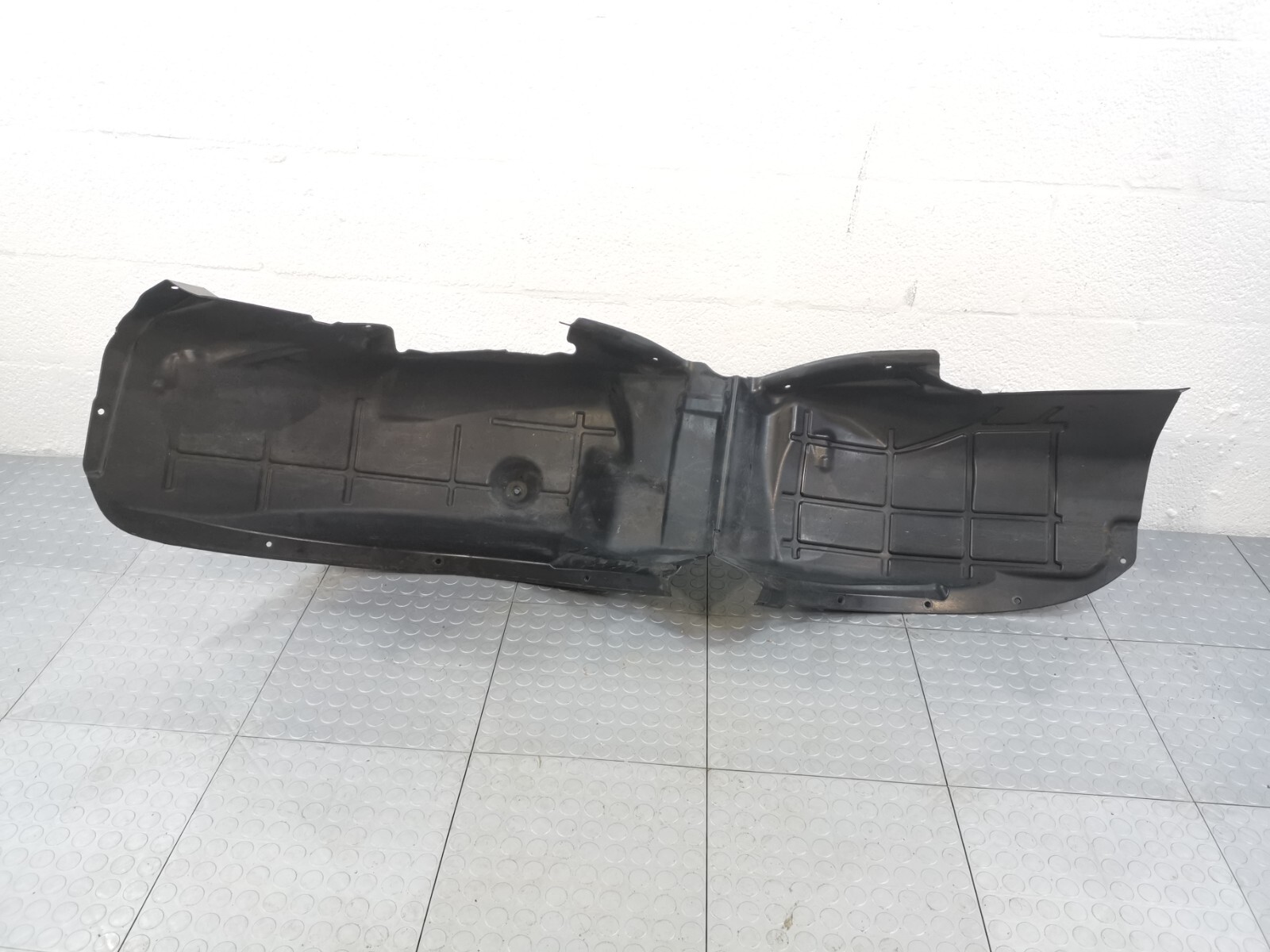 2017 - 2020 Maserati Levante REAR RIGHT FENDER ARCH SPLASH GUARD