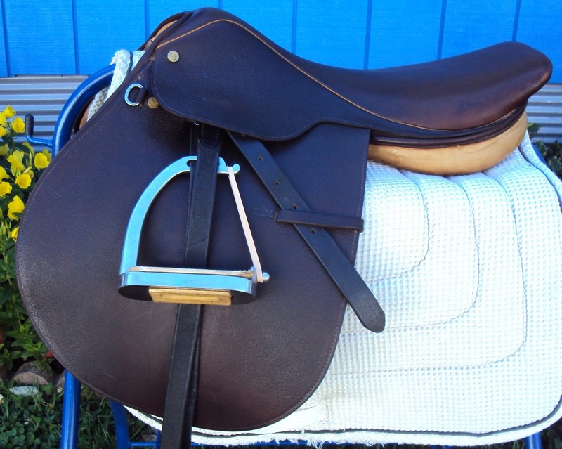 COLLEGIATE RD English/Jump Saddle - 17.5" - GREAT!  Stirrups, Leathers, Carrier