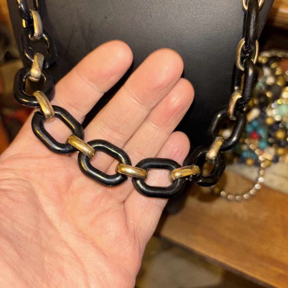 Collar grueso tono negro y dorado  Foto 3 de 4
