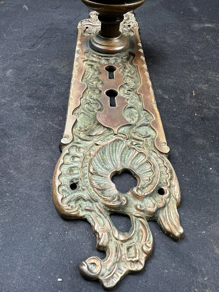 1899 Reading Hardware (RHC) Bronze Belfort Entry Set Knobs & Backplates B-21110 - Image 3 of 4