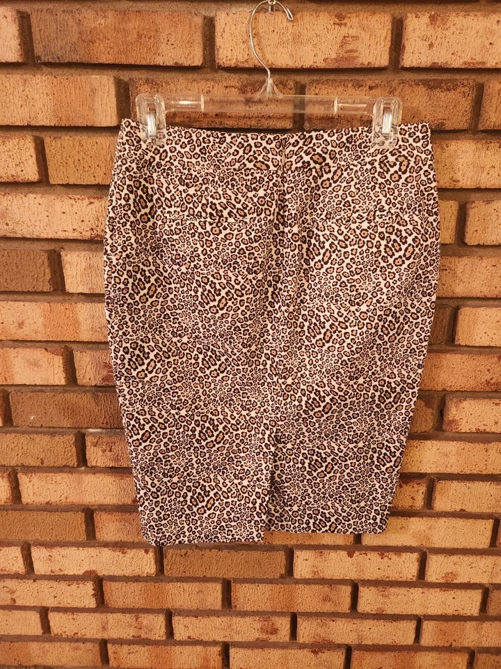 Falda recta Liz Claiborne leopardo talla 4P lápiz estampado animal debajo de la rodilla midi Foto 3 de 4