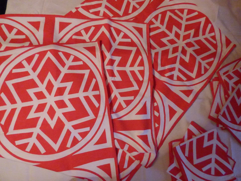 Große Weihnachtstischdecke Rot/Weiß Schneeflocke und Servietten