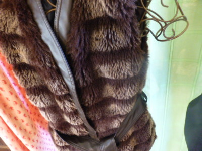 Lot Vêtements Femme : Gilet Fourrure Marron + Haut à Paillettes Noir Jennyfer - Sans Manches - Taille 2/3