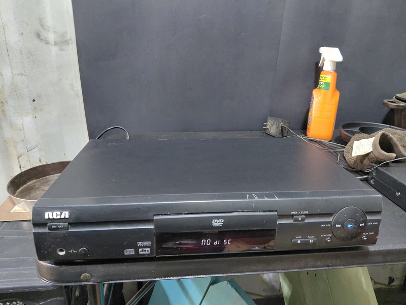RCA RC5240P Dolby Digital CD/DVD Player  (NO REMOTE)