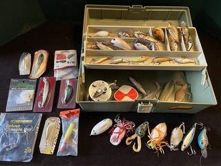 Caja organizadora de pesca señuelo de aparejos Plano vintage con carrete de señuelos Crankbait EE. UU.