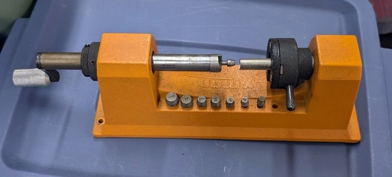 Lyman Universal Case Trimmer  & 9 Pilots  7862003
