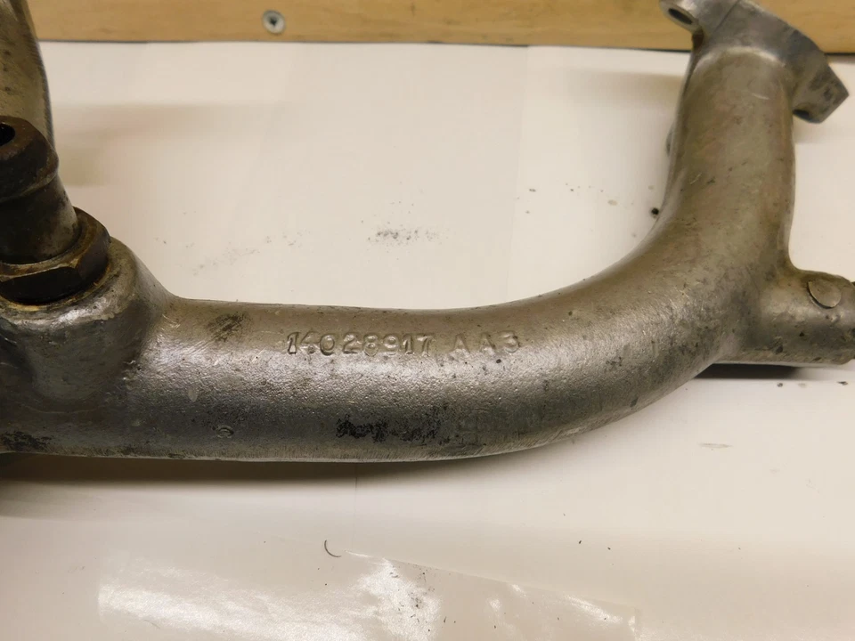 Carcasa termostato diésel Chevy GMC 1982-93 6,2 L refrigerante crossover # 14028917 Foto 2 de 3